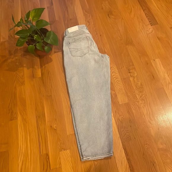American Eagle Relaxed Mom Jeans - Light Wash - Distressed - 6/28W - Picture 2 of 7